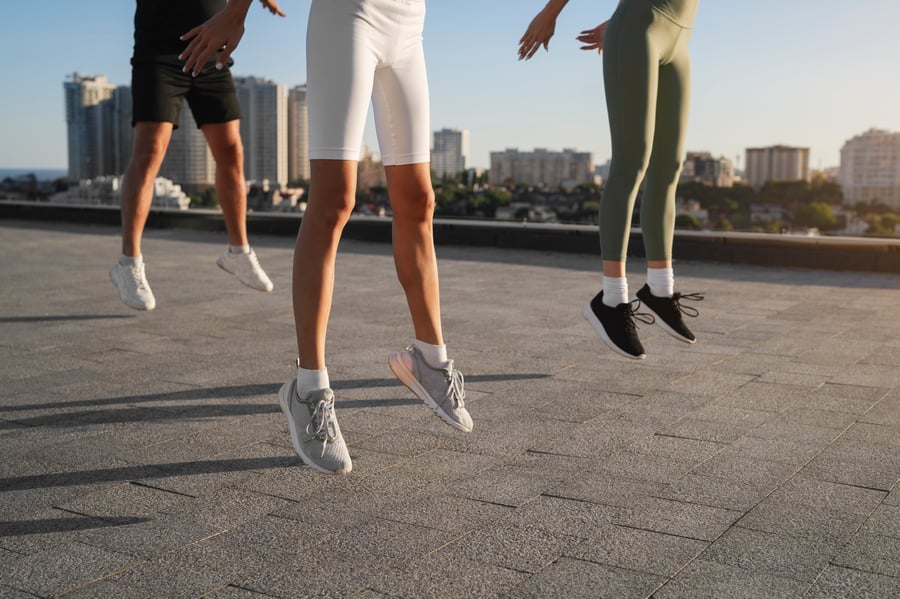 side-view-people-training-together side-view-people-training-together